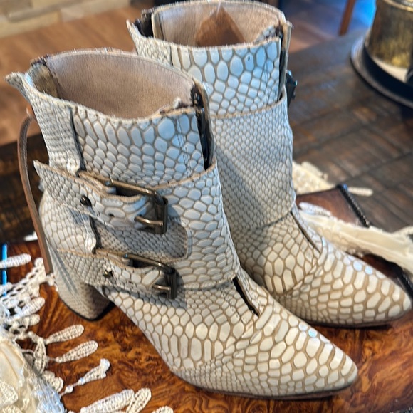 Freebird by Steven White Snakeskin look Ankle Boots - Picture 1 of 6